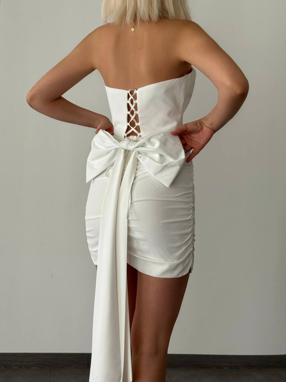 White short dress, back detail - Image 2