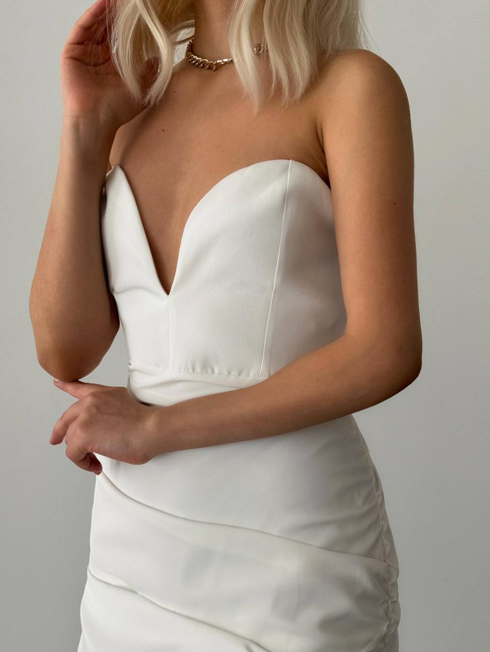 White short dress, back detail - Image 3